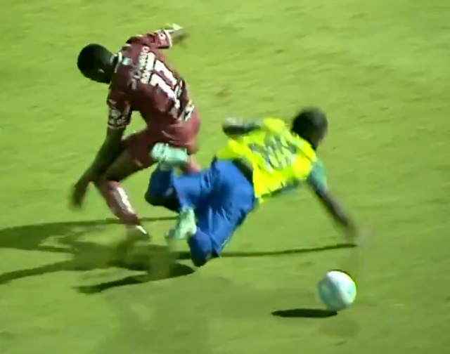 Genç futbolcunun bacağı kırıldı! O anlar kamerada 