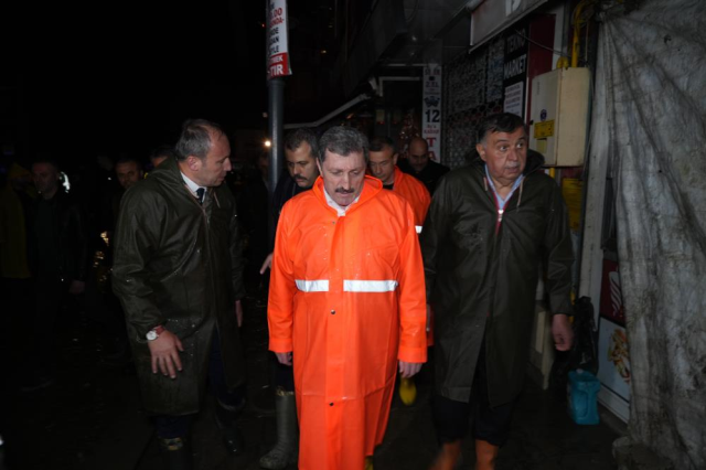 Samsun'da 10 dakikalık yağış sele yol açtı! Araçlar sürüklendi, evleri su bastı