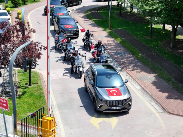 Vatan aşkıyla, çakı gibi asker oldular: Büyükakın temsili uğurlamada özel bireylerle konvoy yaptı, halay çekti