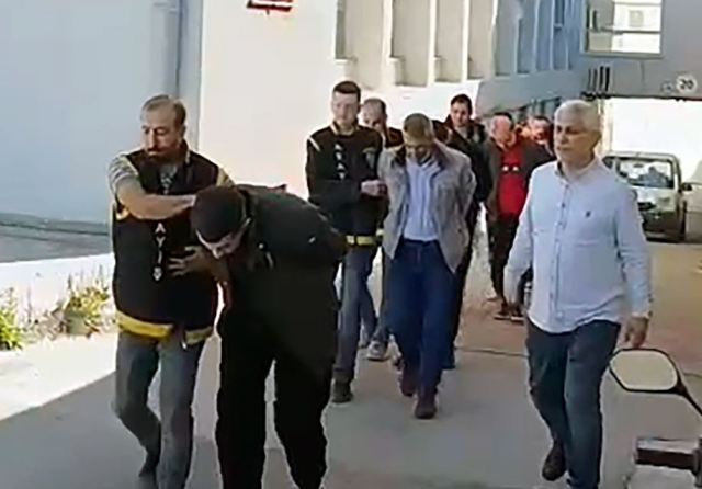 Telefonda kendilerini kamu görevlisi olarak tanıtıp, 14 milyon lira dolandıran çete çökertildi
