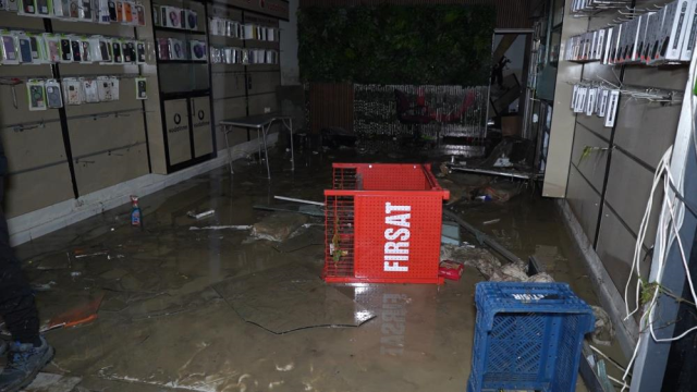 Samsun'da 10 dakikalık yağış sele yol açtı! Araçlar sürüklendi, evleri su bastı