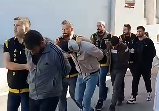 Telefonda kendilerini kamu görevlisi olarak tanıtıp, 14 milyon lira dolandıran çete çökertildi