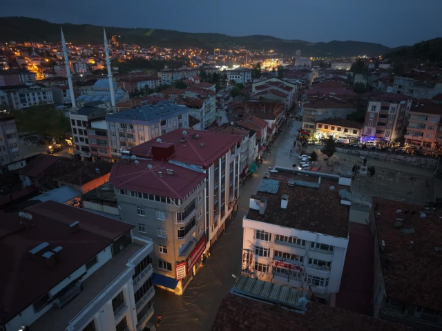 Samsun'da 10 dakikalık yağış sele yol açtı! Araçlar sürüklendi, evleri su bastı
