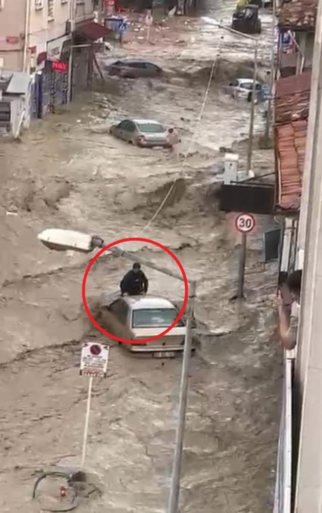 Samsun'da 10 dakikalık yağış sele yol açtı! Araçlar sürüklendi, evleri su bastı