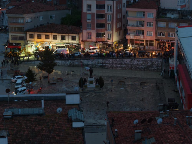 Samsun'da 10 dakikalık yağış sele yol açtı! Araçlar sürüklendi, evleri su bastı