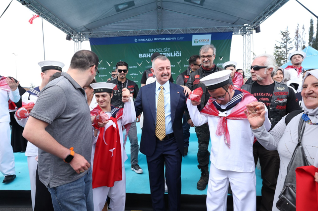 Vatan aşkıyla, çakı gibi asker oldular: Büyükakın temsili uğurlamada özel bireylerle konvoy yaptı, halay çekti