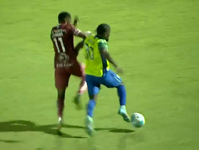 Genç futbolcunun bacağı kırıldı! O anlar kamerada 