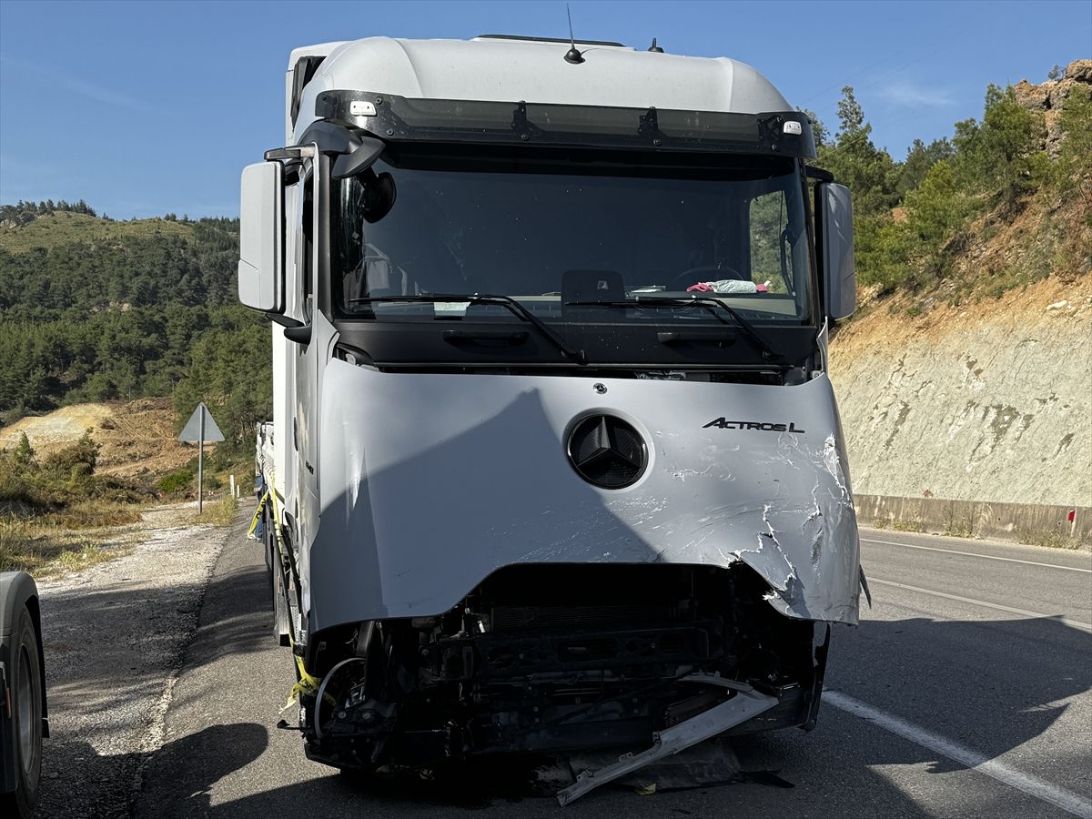 Antalya\'da Trafik Kazası: 2 Ölü