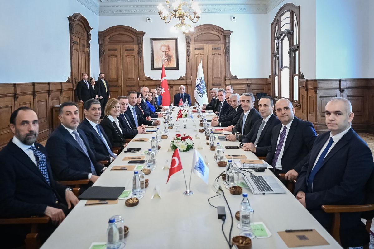Bakan Ersoy: Turizm krizleri sahada yönetiyoruz