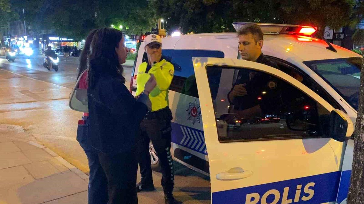 Genç kızdan örnek davranış: Bulduğu parayı polise teslim etti