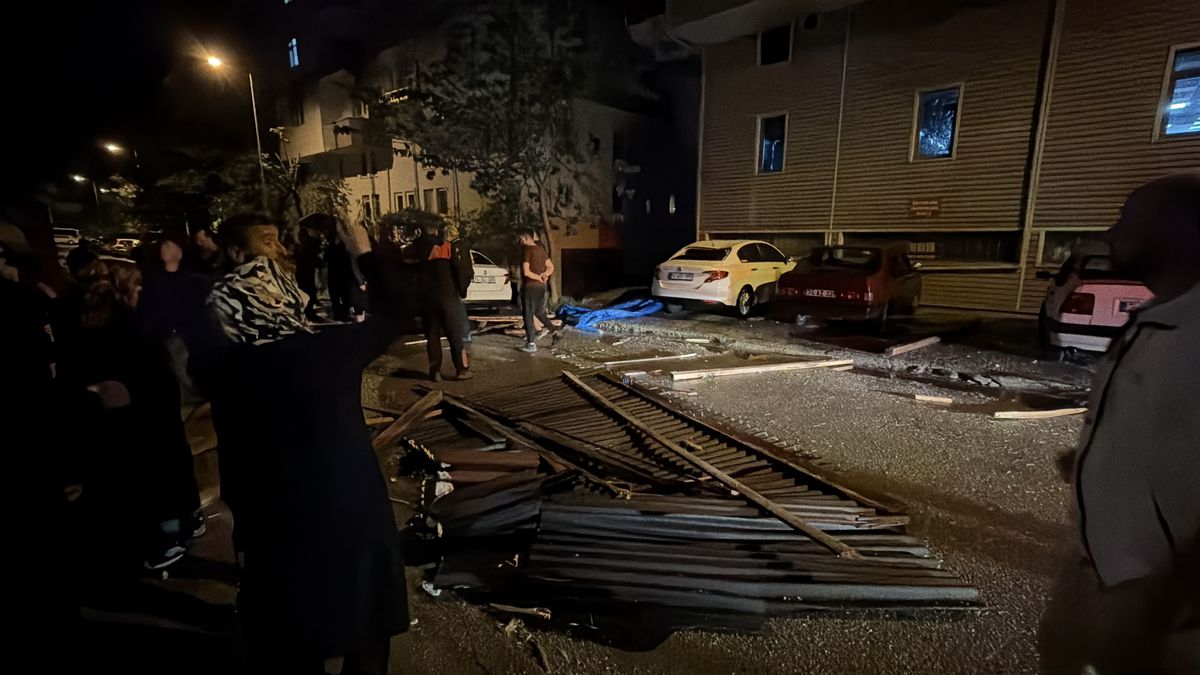 Bartın\'da Fırtına Çatı Uçurdu, Araçlar Zarar Gördü