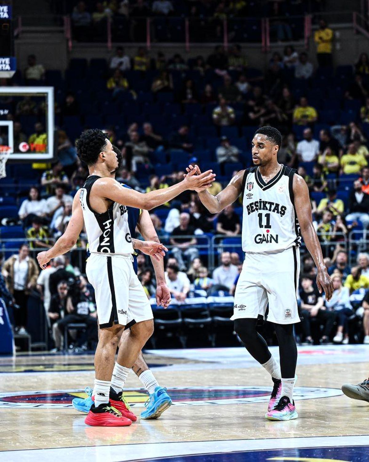 Fenerbahçe, Beşiktaş\'a Mağlup Oldu