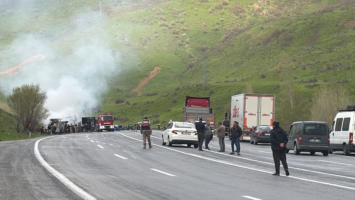 Tırlar kafa kafaya çarpıştı! Sürücüler feci şekilde can verdi