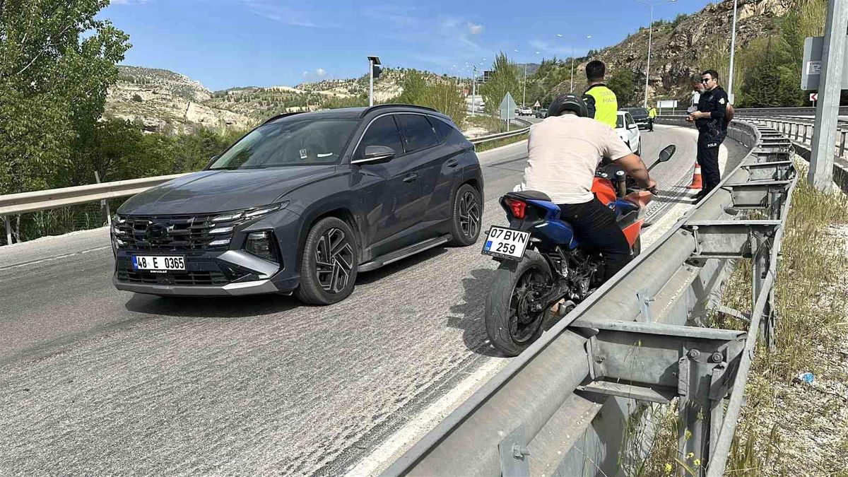 Burdur\'da Motosiklet Kazası: Sürücü Yaralı
