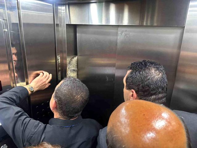 CHP Heyeti Gaziantep'te Asansörde Mahsur Kaldı