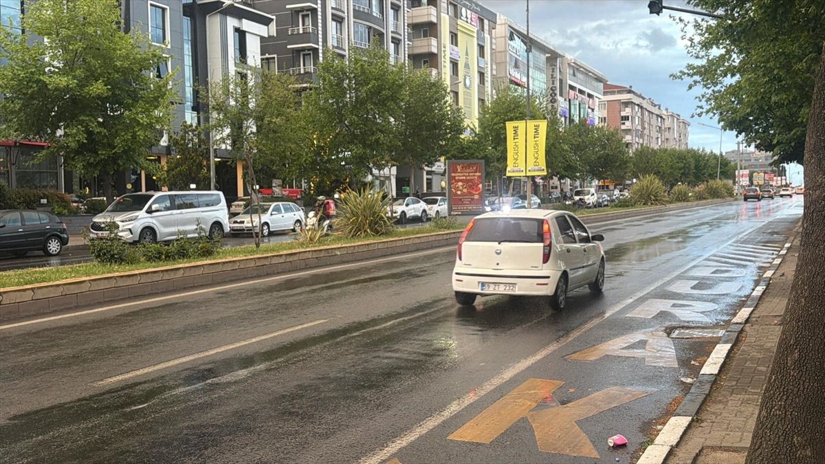 Çorlu\'da Sağanak Yağış Trafiği Olumsuz Etkiledi
