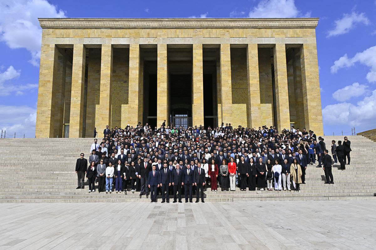 Dervişoğlu gençlerle Anıtkabir\'de