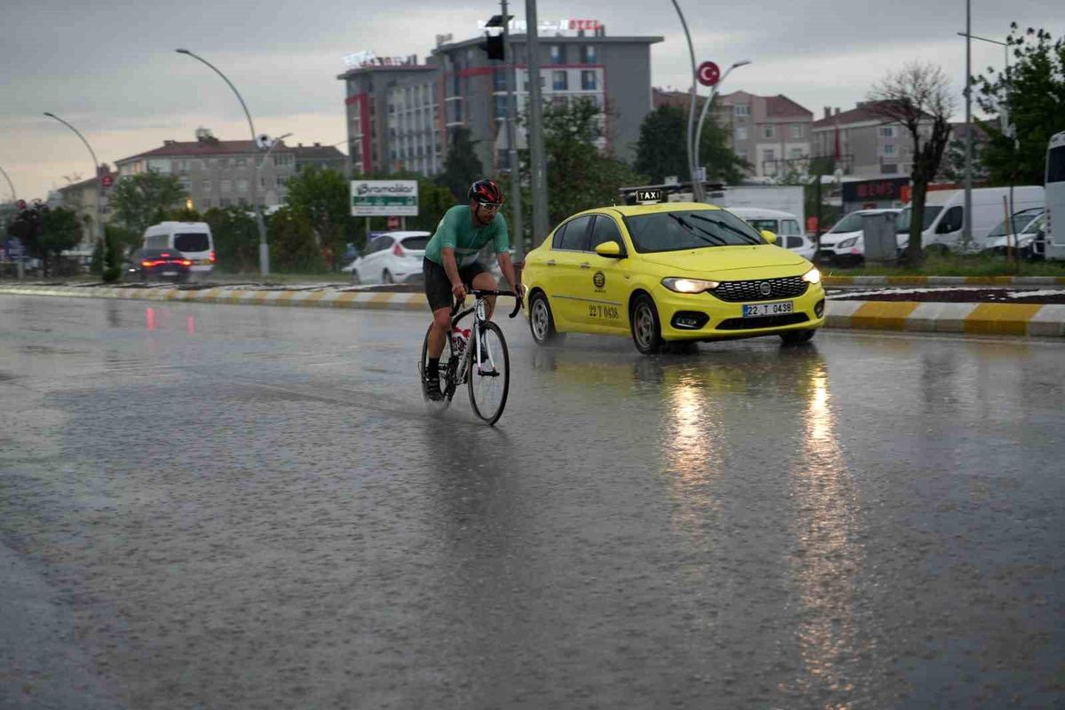 Edirne\'de Sağanak Yağış Etkili Oldu