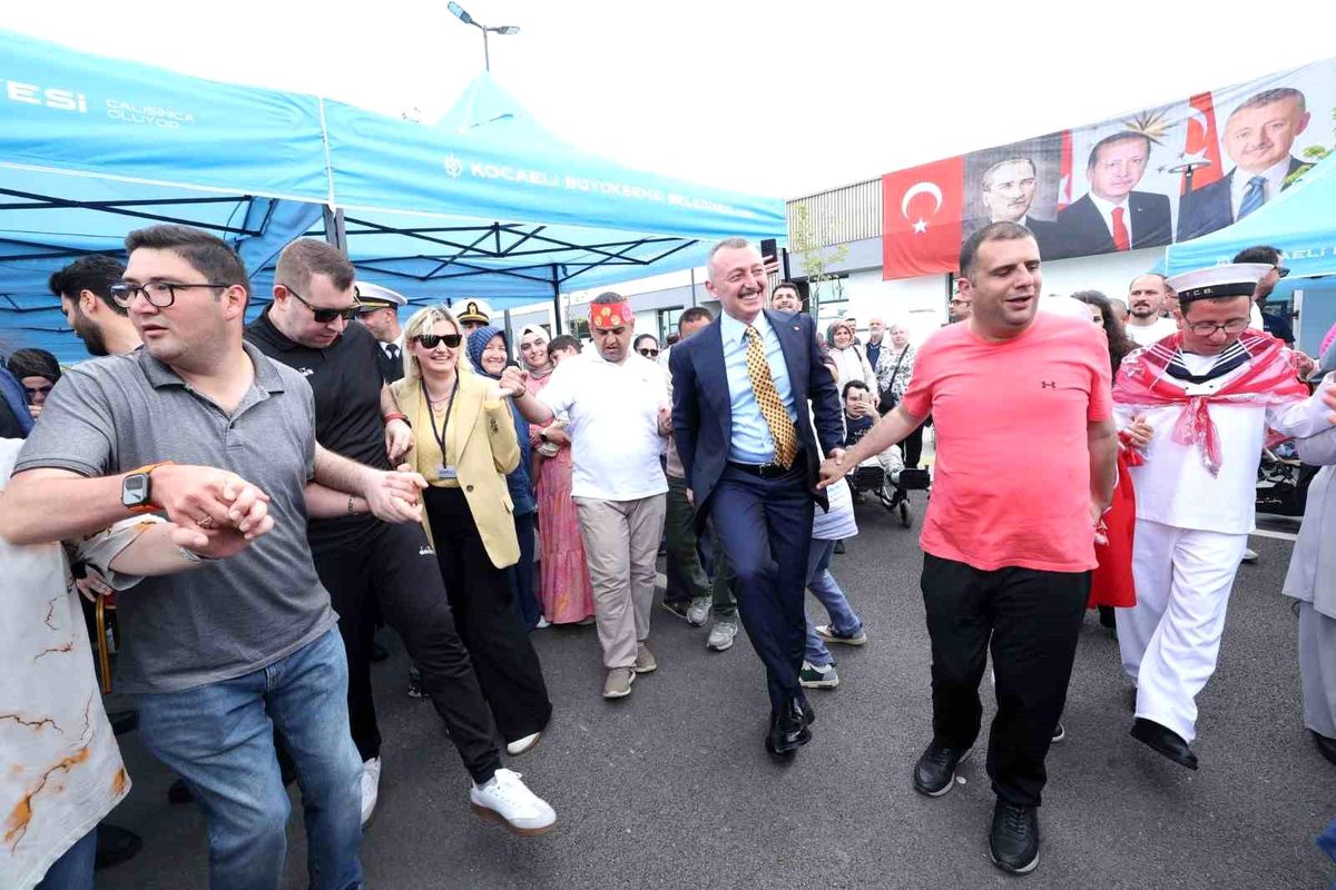 35 özel genç temsili askerlik uğurlamasında halay çekti