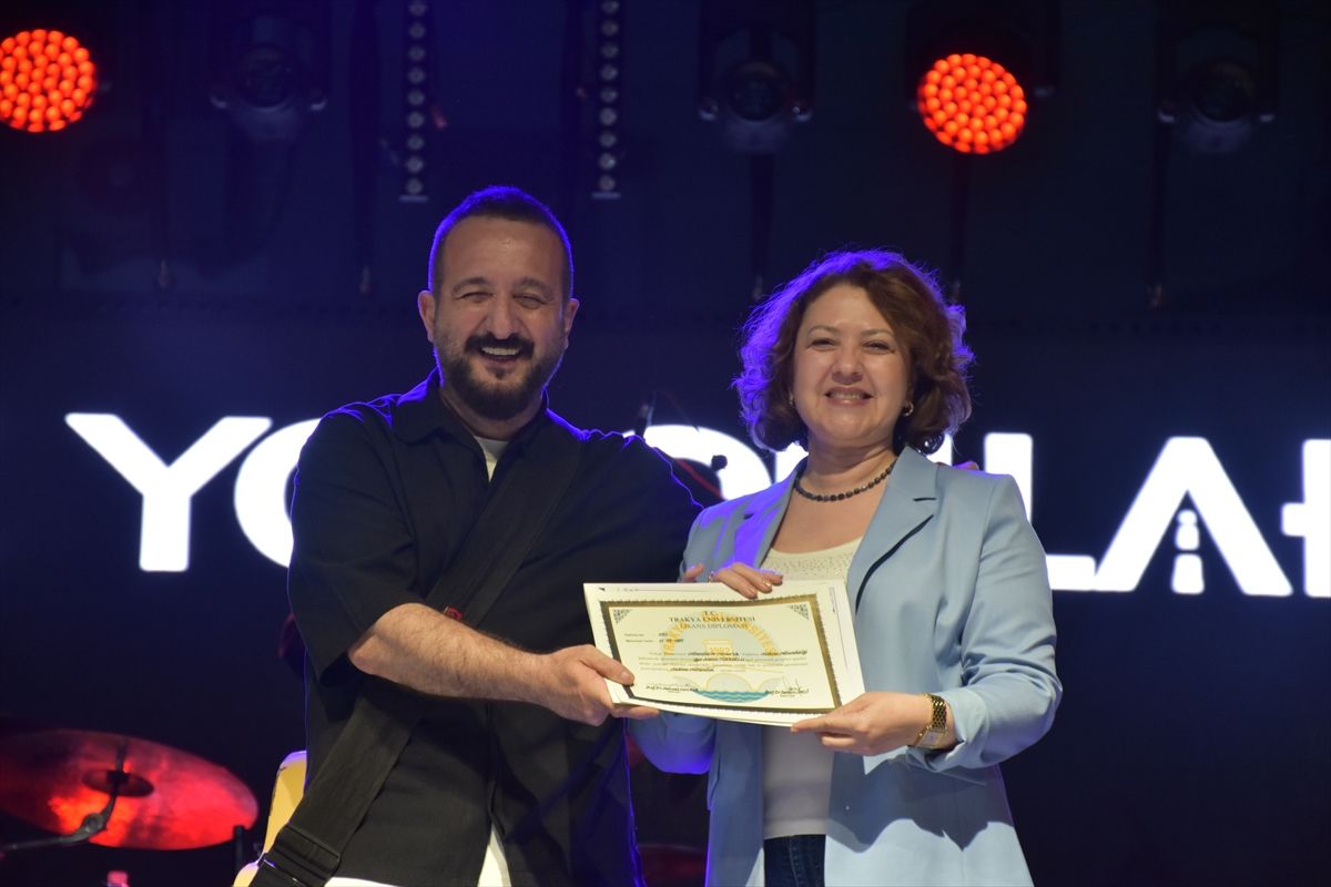 Gece Yolcuları\'na Diplomaları Konser Sırasında Verildi