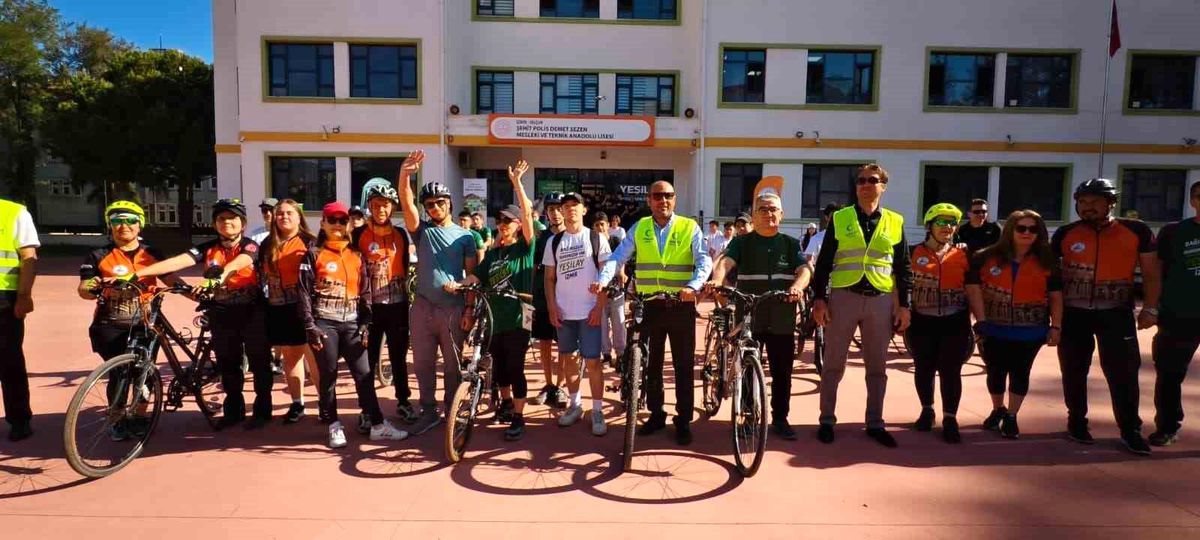 Selçuk\'ta Yeşilay Bisiklet Turu: Gençler Bağımlılığa Karşı Pedalladı
