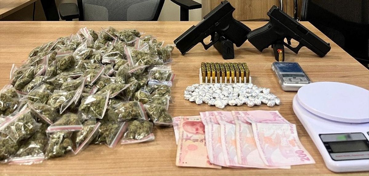 İstanbul\'da Uyuşturucu Operasyonu: 2 Tabanca Ele Geçirildi