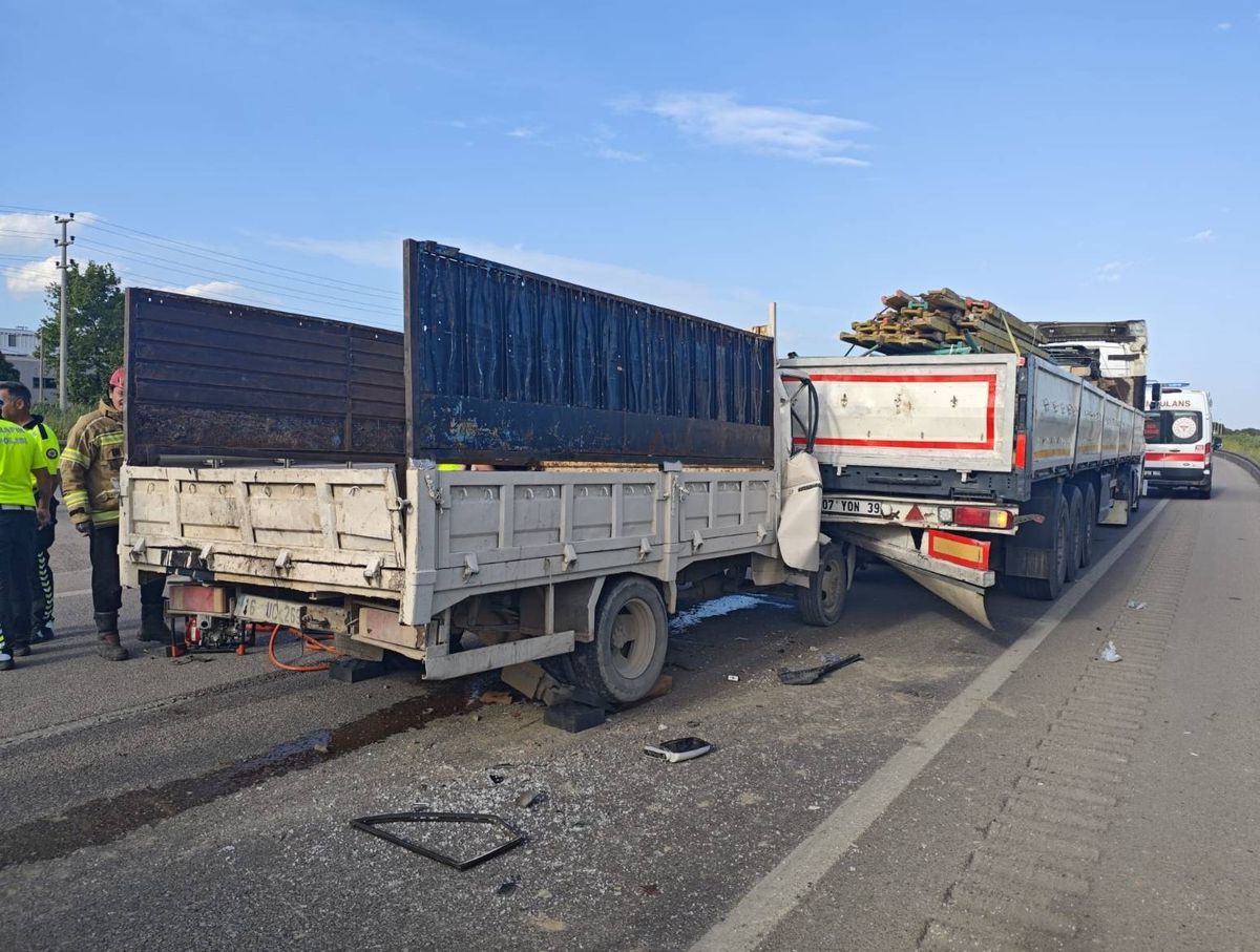 Karacabey\'de Trafik Kazası: Baba Öldü, Kardeş Yaralı