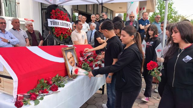 Okul bahçesinde acı veda! Öğrenciler de öğretmenler de gözyaşlarına boğuldu