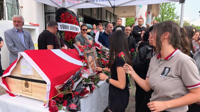 Okul bahçesinde acı veda! Öğrenciler de öğretmenler de gözyaşlarına boğuldu