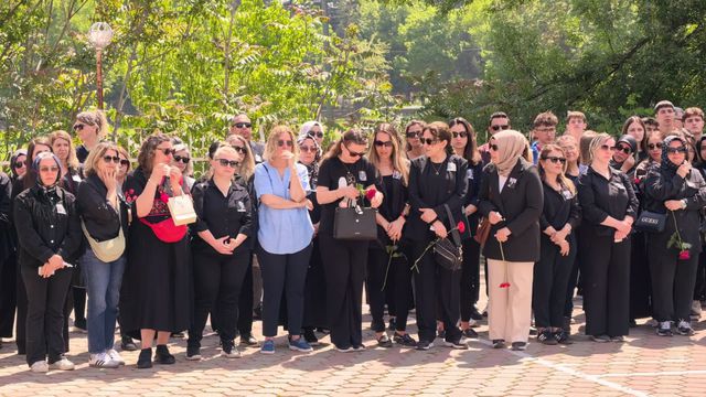 Okul bahçesinde acı veda! Öğrenciler de öğretmenler de gözyaşlarına boğuldu