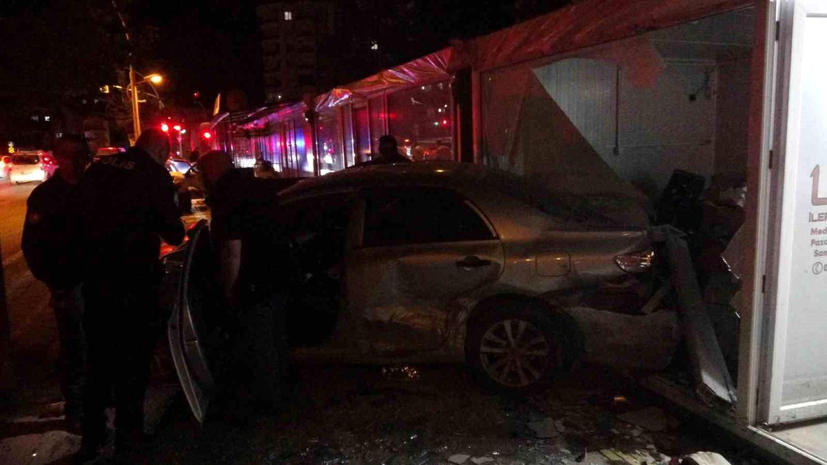 Malatya\'da Kaza: Lastiği Patlayan Araç Konteynere Girdi