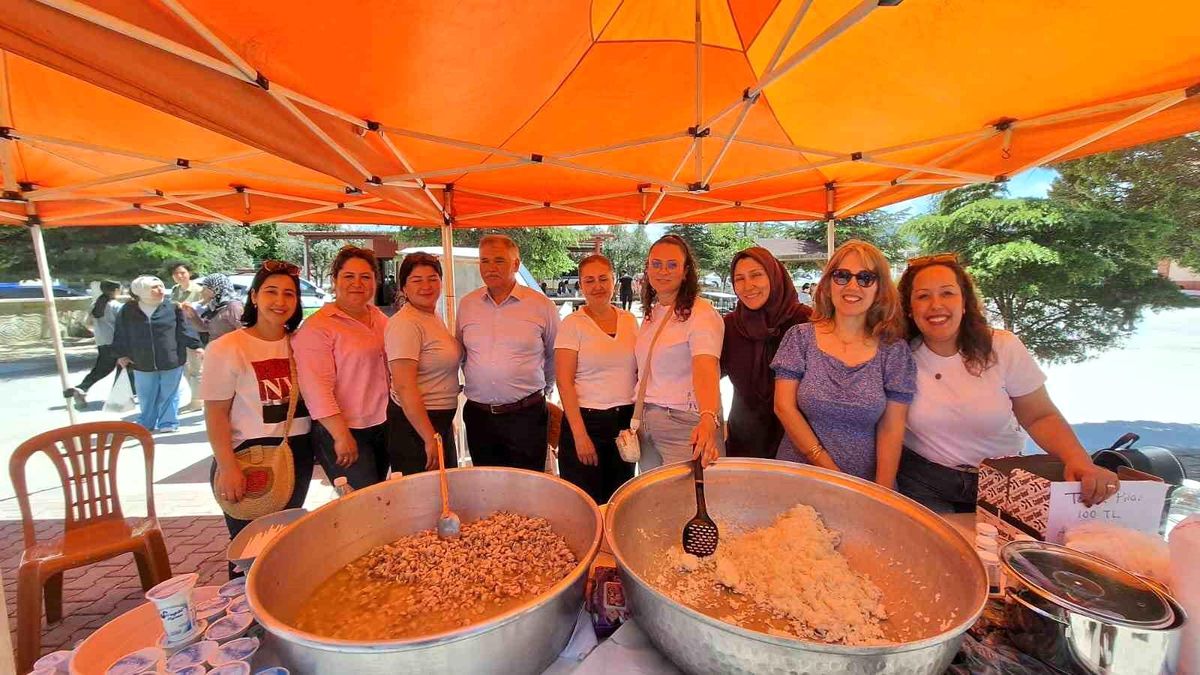 Sarıgöl\'de hayır etkinliği ile okul kütüphanesine destek