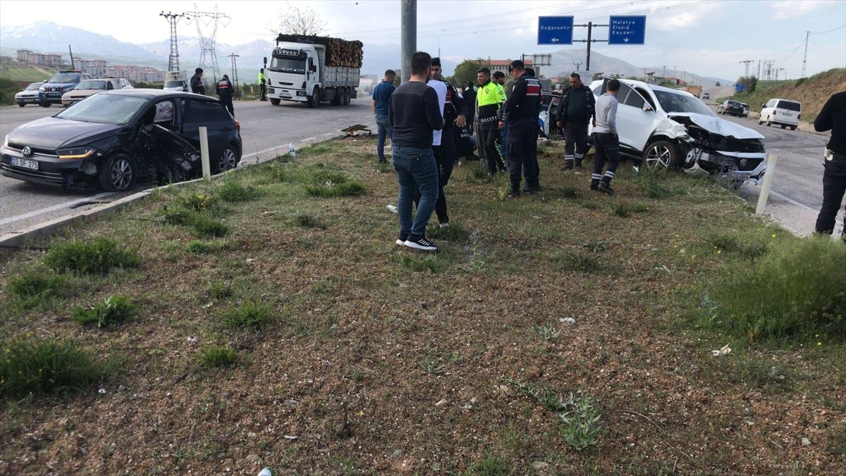 Malatya\'da otomobil çarpışması: 3 yaralı