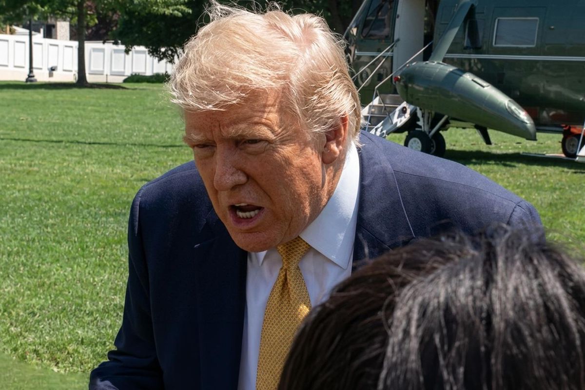 Muhabirin sorusu Trump\'ı küplere bindirdi: Aptal, sen zeki biri değilsin