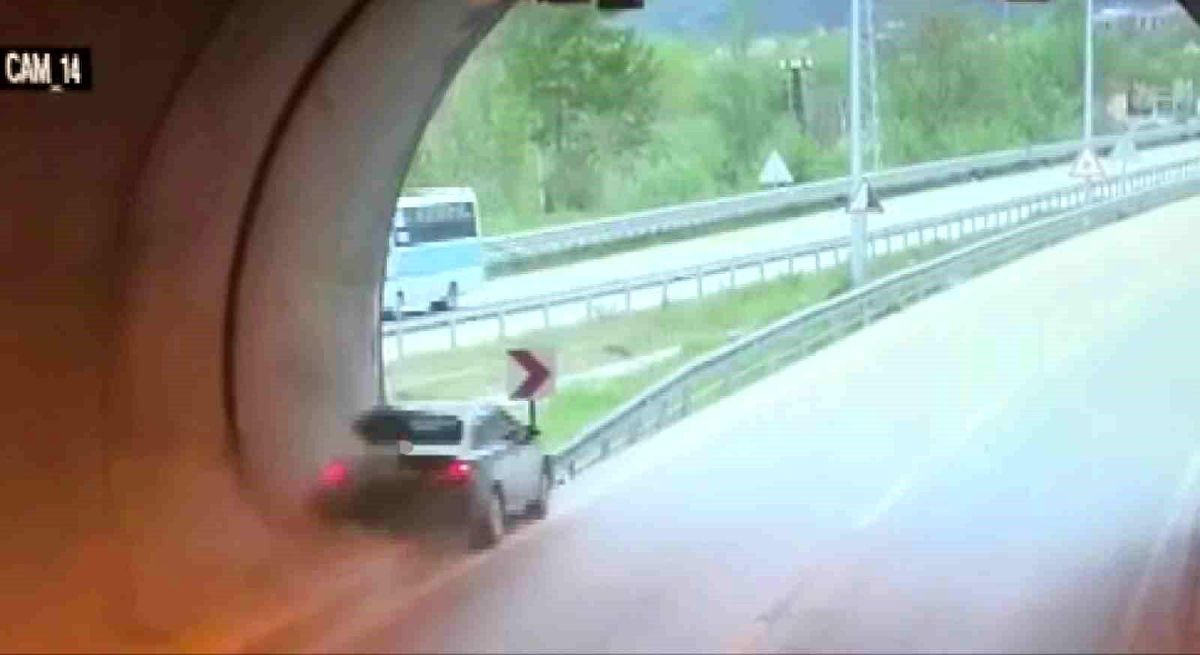 Amasya\'da Otomobil Tünelde Bariyerlere Çarptı