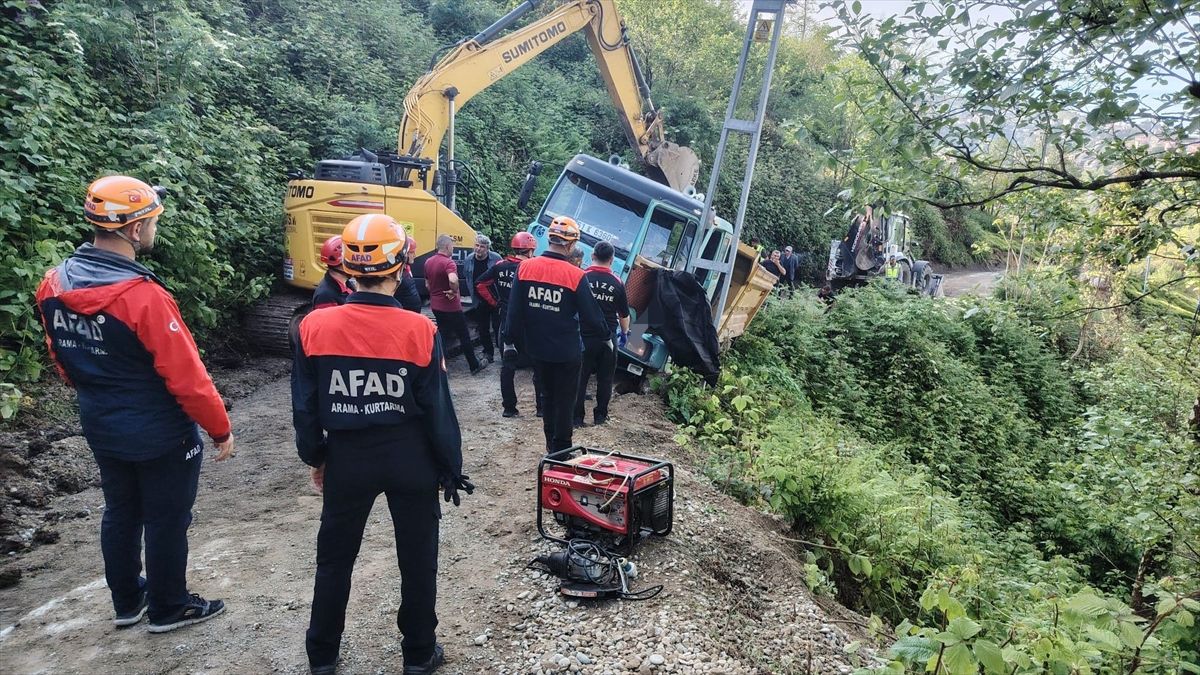 Rize\'de Feci Kaza: Sürücü Kamyonla Direk Arasında Sıkıştı