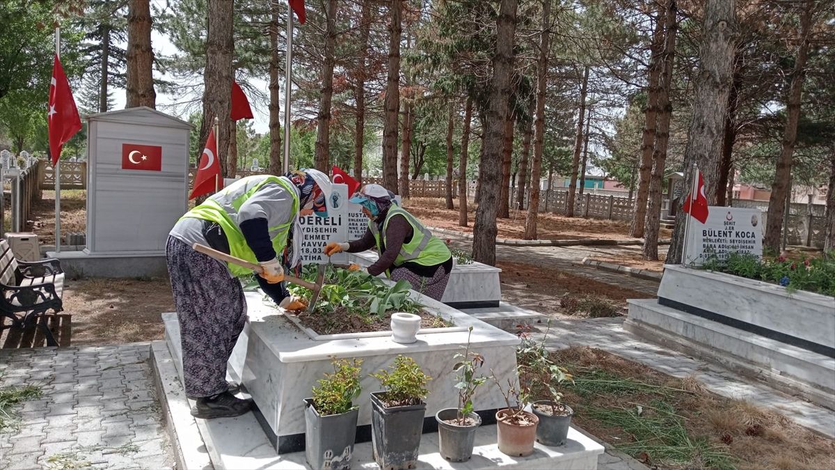 Seydişehir Belediyesi\'nden Şehit Mezarlarına Bakım ve Öğrencilere Ödül