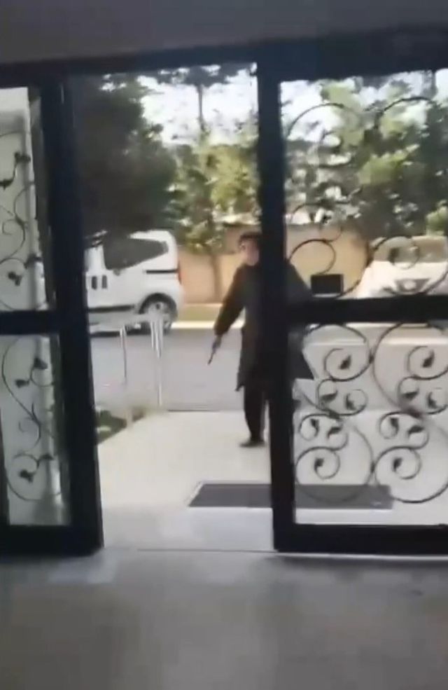 Çocukların kavgasına anneler dahil oldu; bıçak çekip üzerine yürüdü