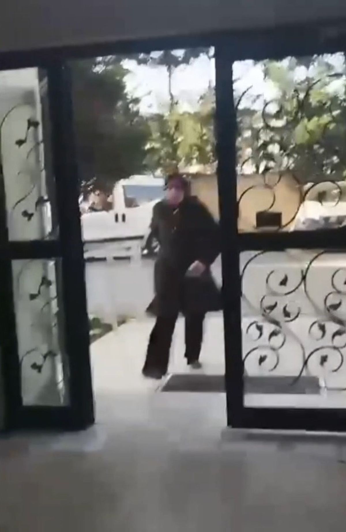 Çocukların kavgasına anneler dahil oldu; bıçak çekip üzerine yürüdü