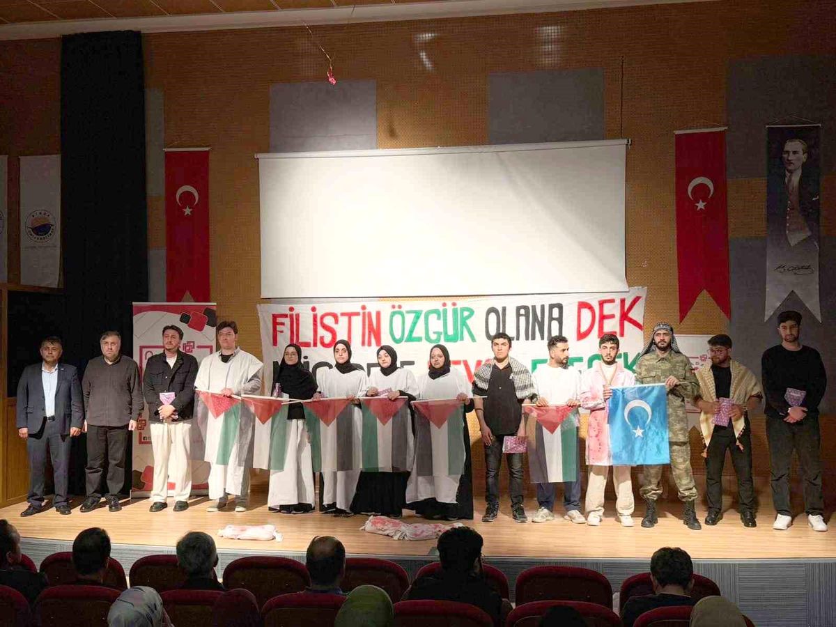 Sinop’ta ümmet coğrafyaları konferansı ve tiyatro gösterisi yoğun ilgi gördü