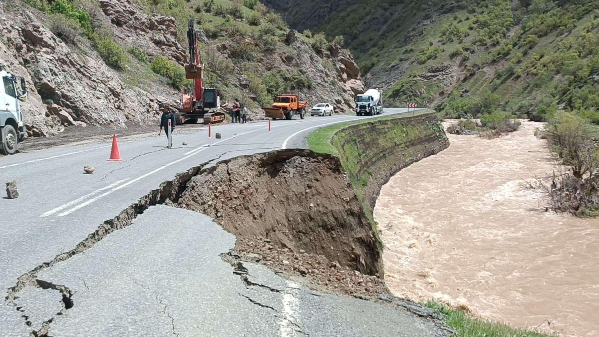 Beytüşşebap\'ta sel: köprü yıkıldı, bahçeler zarar gördü