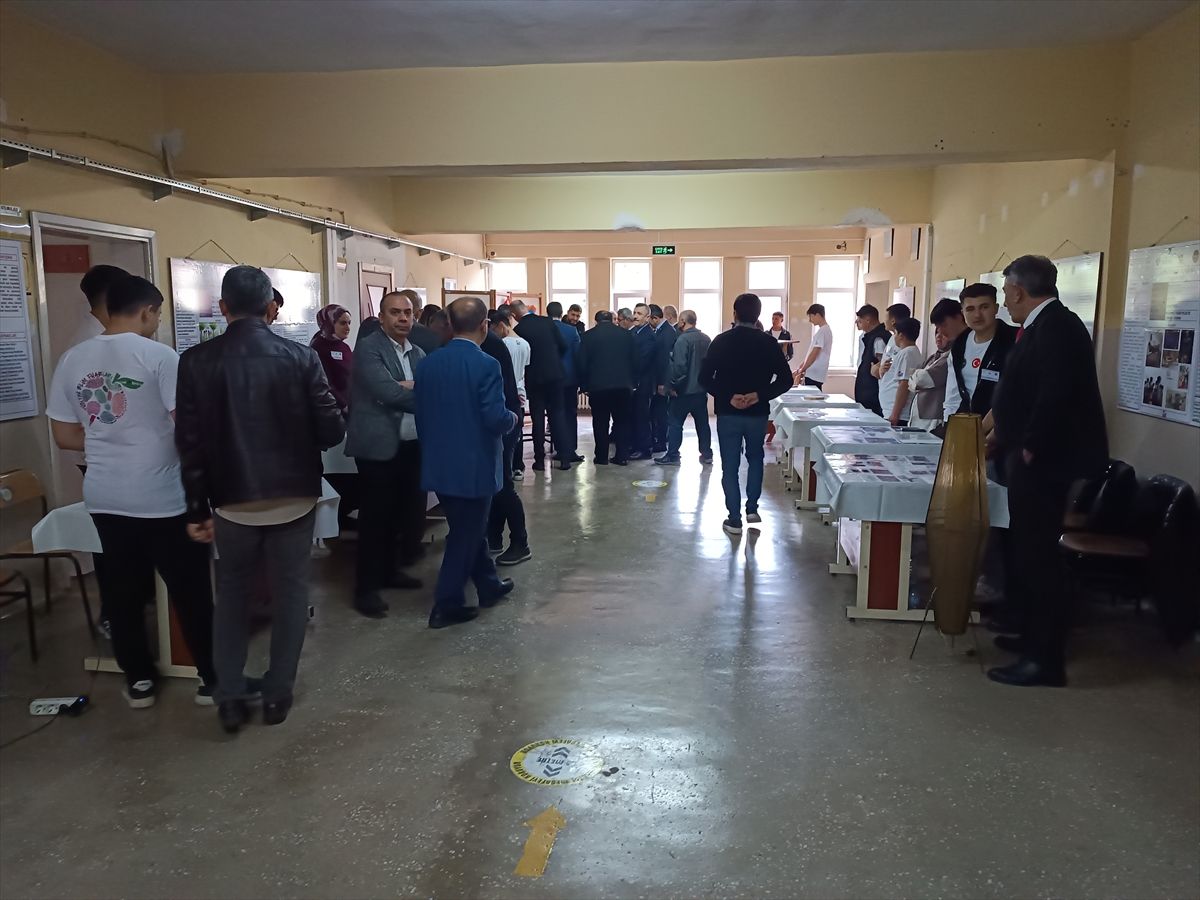 Tosya\'da TÜBİTAK 4006 Bilim Fuarı Açıldı