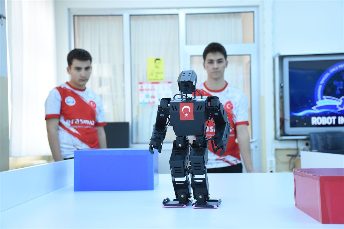 Karamanlı Öğrenciler Robot Yarışmasında Şampiyon