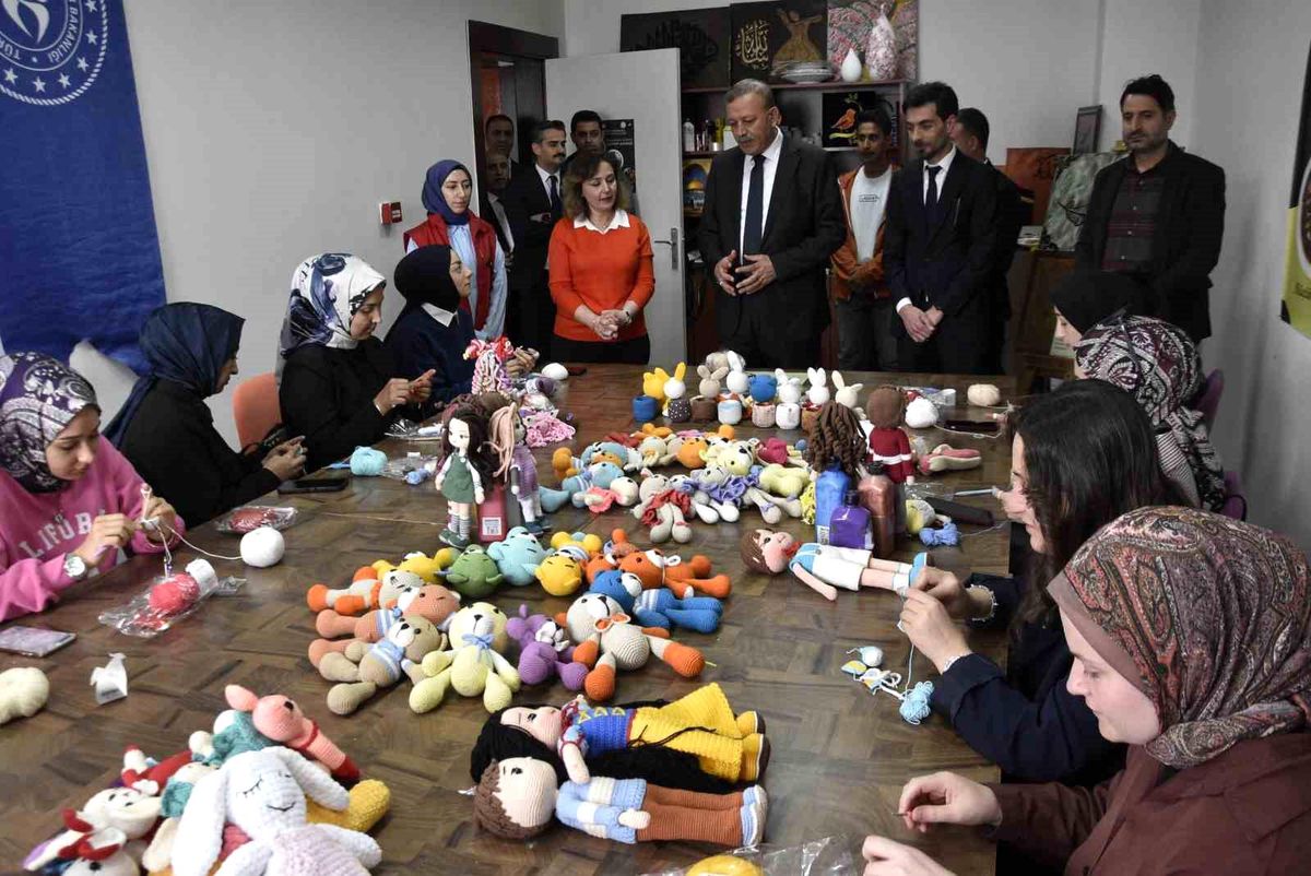 BEÜ Öğrencilerinden Kanserli Çocuklara Bayram Hediyesi