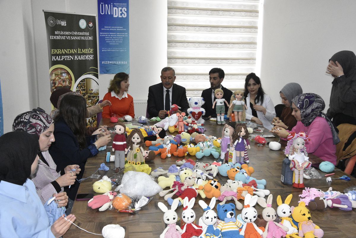 BEÜ Öğrencileri Kanserli Çocuklar İçin Amigurumi Bebek Yapıyor