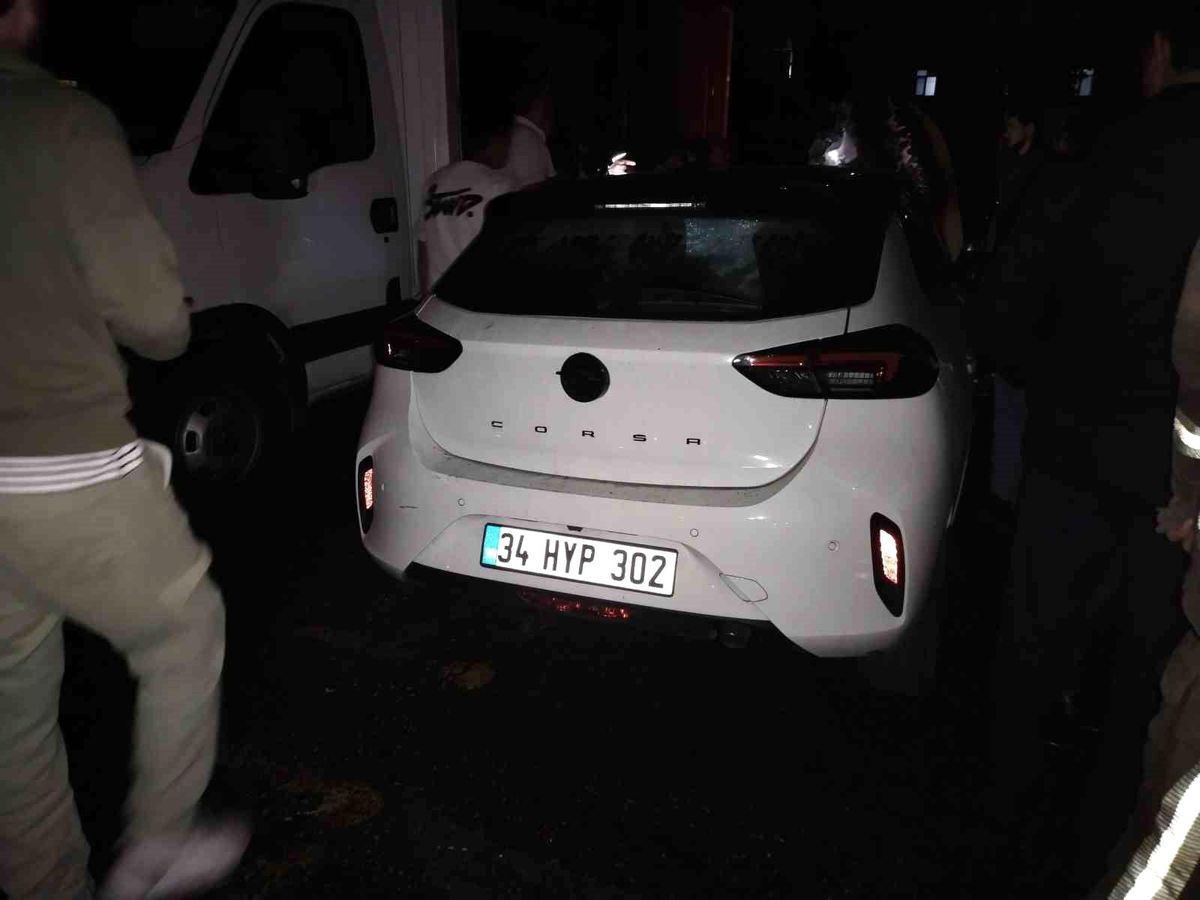 Üsküdar\'da Oto Yangını Üç Araca Sıçradı