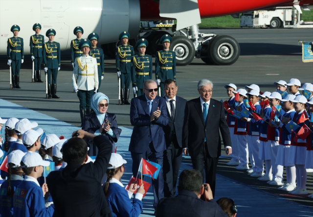 Cumhurbaşkanı Erdoğan Kazakistan'da! Resmi törenle karşılandı