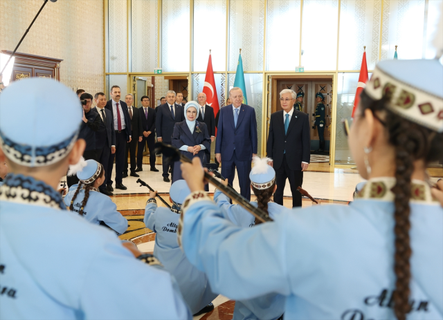 Cumhurbaşkanı Erdoğan Kazakistan'da! Resmi törenle karşılandı