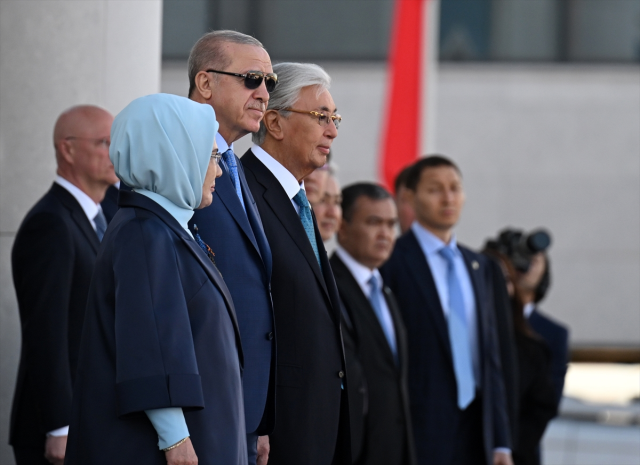 Cumhurbaşkanı Erdoğan Kazakistan'da! Resmi törenle karşılandı
