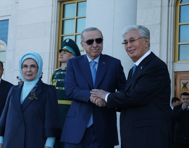 Cumhurbaşkanı Erdoğan Kazakistan'da! Resmi törenle karşılandı